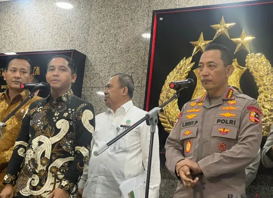 Kapolri Jenderal Listyo Sigit Prabowo menyampaikan pihaknya menemukan fakta miris, bahwa sebagian batang kayu yang ditemukan di lokasi memiliki bekas potongan chainsaw. (Sumber: Poskota/Ali Mansur)