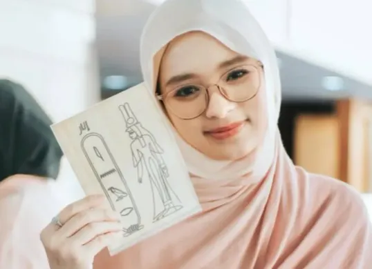 Potret Inara Rusli yang terseret kasus dugaan perselingkuhan dengan Insanul Fahmi. (Sumber: Instagram/@mommy_starla)