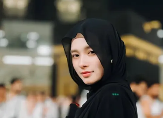 Potret Inara Rusli saat berada di Ka'bah. (Sumber: Instagram/@mommy_starla)