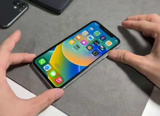 iPhone XR apakah worth it di akhir 2025? Cek ulasan lengkapnya. (Sumber: YouTube/Watch Watch)