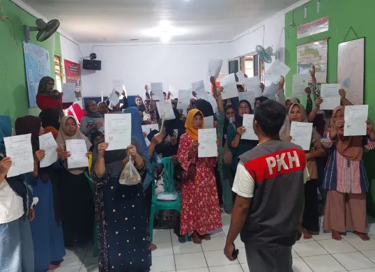 Sejumlah warga menandatangani surat pengunduran diri dari penerima bansos di Ciomas, Kabupaten Bogor. (Sumber: Dinas Sosial Kabupaten Bogor)