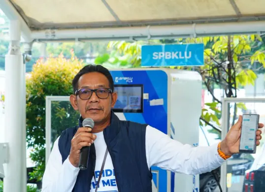 General Manager PLN UID Jakarta Raya, Moch. Andy Adchaminoerdin memberikan cara cari SPKLU lewat aplikasi PLN Mobile. (Sumber: Dok. PLN UID Jaya)