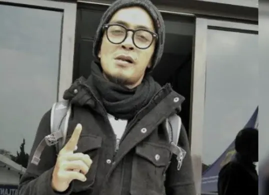 Kasus dugaan kekerasan dalam rumah tangga (KDRT) yang melibatkan pendakwah asal Bandung, Evie Effendi, menjadi sorotan publik sejak laporan dibuat oleh anak kandungnya. (Sumber: Instagram/@evieeffendi)