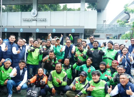Jajaran Manajemen PLN UID Jaya dan pengemudi ojek online motor listrik seusai penyerahan bantuan dalam rangkaian konvoi motor listrik EV Rides With Media. (Sumber: Dok. PLN UID Jaya)