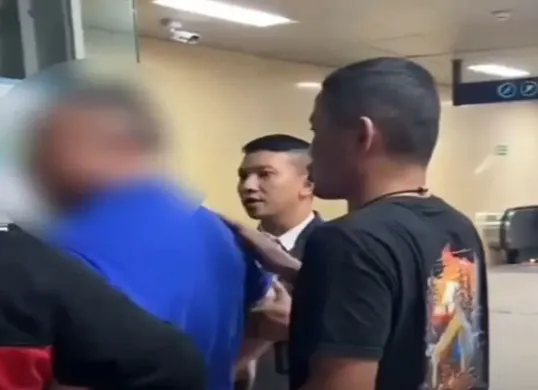 Anggota Imigrasi Jakarta Selatan menangkap WNA Tiongkok saat mencoba kabur dari saat akan ditangkap. (Sumber: Istimewa)