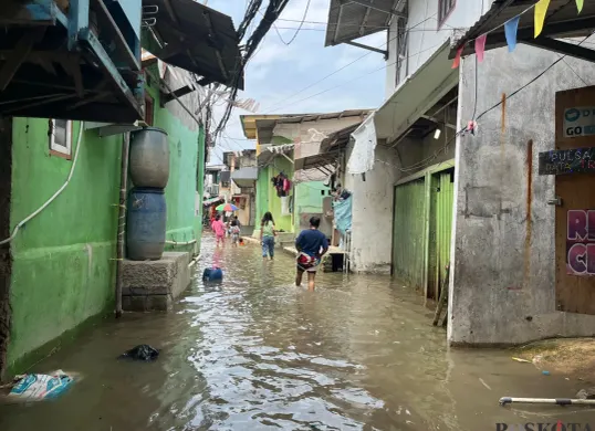 Ilustrasi rob melanda kawasan Muara Angke, Penjaringan, Jakarta Utara. (Sumber: Poskota | Foto: Pandi Ramedhan)
