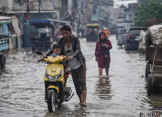 Sejumlah warga terlihat beraktifitas ditengah genangan air akibat banjir rob yang melanda kawasan Muara Angke, Jakarta Utara, Kamis, 4 Desember 2025. (Sumber: Poskota/Bilal Nugraha Ginanjar)