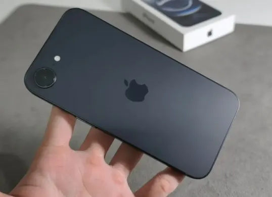 Review iPhone 16e. (Sumber: YouTube/Watch Watch)