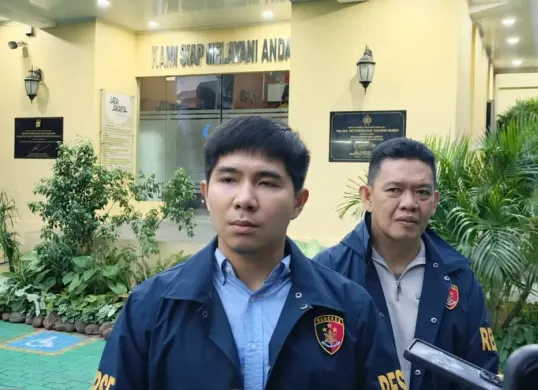 Kanit Reskrim Polsek Grogol Petamburan AKP Alexander, memaparkan terkait kasus pencurian uang Rp600 juta yang dilakukan seorang sopir terhadap sahabatnya sendiri demi bisa bermain judol. (Sumber: Istimewa)