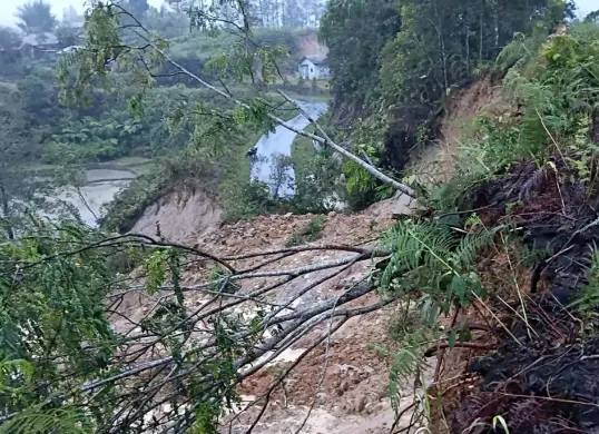 Ilustrasi, material longsor menutupi salah satu ruas jalan di Kabupaten Humbang Hasundutan, Sumatera Utara, Kamis pada Kamis, 27 November 2025. (Sumber: Dok. BNPB)