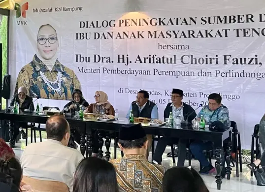 Menteri PPPA, Arifatul Choiri Fauzi (kedua dari kiri) saat menghadiri dialog dengan masyarakat Tengger di Desa Ngadas, Kecamatan Sukapura, Kabupaten Probolinggo, Jatim, Jumat, 5 Desember 2025. (Sumber: Istimewa)