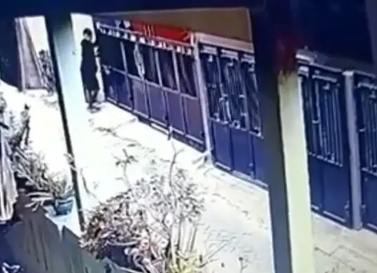 Tangkap layar saat Nano, pelaku spesialis pembobol rumah kosong, melancarkan aksi pencurian. (Sumber: Dok Polda Metro Jaya)