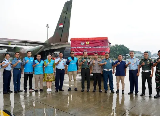 GM PLN UID Jakarta Raya, Moch. Andy Adchaminoerdin, bersama jajaran TNI dan Polri di depan Pesawat Hercules C-130 sebelum pemberangkatan bantuan untuk percepatan pemulihan bencana di Aceh. (Sumber: Dok. PLN UID Jakarta Raya)