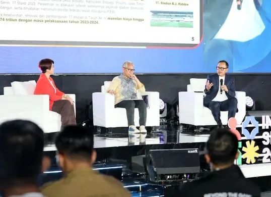 Wamendagri, Bima Arya (kanan) saat menjadi narasumber pada Indonesia Sport Summit (ISS) 2025 di Indonesia Arena, Blok 10 Kawasan GBK, Sabtu, 6 Desember 2025. (Sumber: Istimewa)