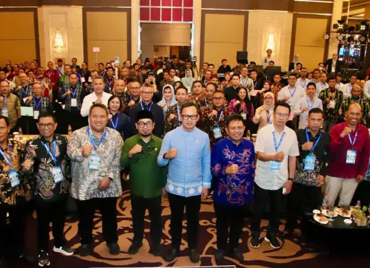 Wamendagri, Bima Arya (tengah) saat menghadiri Musyawarah Antar Perusahaan Air Minum Nasional XV di Wyndham Hotel Surabaya, Jawa Timur, Sabtu, 6 Desember 2025. (Sumber: Istimewa)