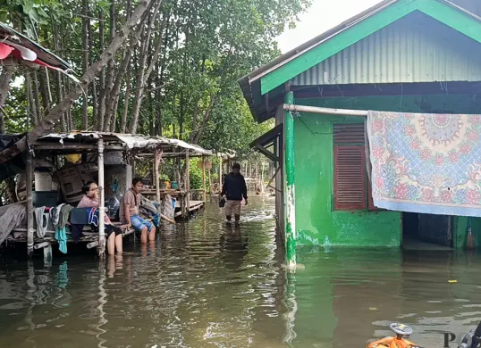 Kondisi Kampung Sembilangan, Desa Samudra Jaya, Kecamatan Tarumajaya, Kabupaten Bekasi, yang terendam banjir rob. (Sumber: POSKOTA | Foto: Nurpini Aulia Rapika)