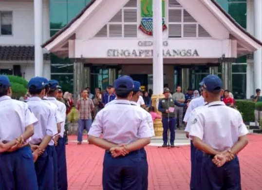 Para pelajar tingkat SMP dari berbagai sekolah dilepas Bupati Karawang, Aep Syaepuloh, untuk mengikuti pendidikan karakter kebangsaan. (Sumber: Istimewa)