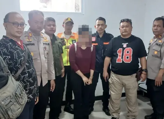 Kapolsek Pancoran Mas, AKP Hartono, dan petugas KAI Stasiun Citayam mengamankan pelaku wanita muda pembuang bayi. (Sumber: Dok Polsek Pancoran Mas)