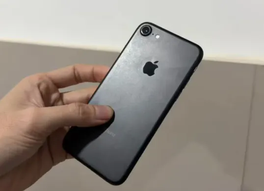 iPhone 7, ponsel pintar Apple lawas 2025 yang masih banyak beredar di pasar HP bekas. (Sumber: YouTube/Watch Watch)