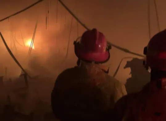 Petugas memadamkan api di pabrik konveksi, Kampung Cibeureum, Desa Sukawening, Kecamatan Dramaga, Kabupaten Bogor, Minggu, 7 Desember 2025. (Sumber: Dok. Damkar Bogor)