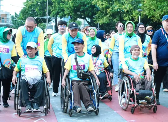 Penyandang disabilitas saat mengikuti Fun Walk Hari Disabilitas Internasional (HDI) 2025) di Bundaran HI, Jakarta Pusat, Minggu, 7 Desember 2025. (Sumber: Dok Kemensos)