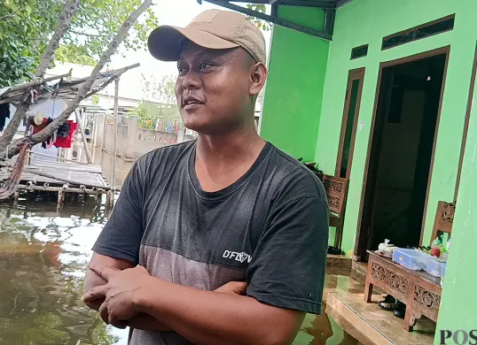 Ahmad Sayudin, petani tambak di Kampung Sembilangan, Desa Sumber Jaya, Kecamatan Samudra Jaya, Kabupaten Bekasi. (Sumber: POSKOTA | Foto: Nurpini Aulia Rapika)