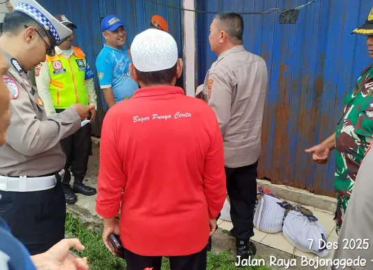 Petugas polisi dan TNI, dibantu warga mengevakuasi korban yang tertabrak KRL di kawasan Cilebut, Kecamatan Sukaraja, Kabupaten Bogor. (Sumber: Istimewa)