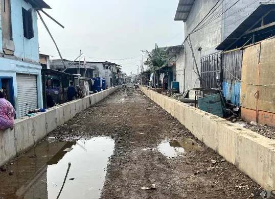 Kondisi tanggul mitigasi yang masih dalam tahap pembangunan di RW 22 Kelurahan Muara Angke, Penjaringan, Jakarta Utara, Minggu, 7 Desember 2025. (Sumber: POSKOTA | Foto: Pandi Ramedhan)