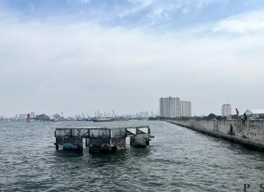 Kondisi tanggul di Pelabuhan Nizam Zachman kawasan Muara Baru, Penjaringan, Jakarta Utara, yang jebol, Minggu, 7 Desember 2025. (Sumber: POSKOTA | Foto: Pandi Ramedhan)
