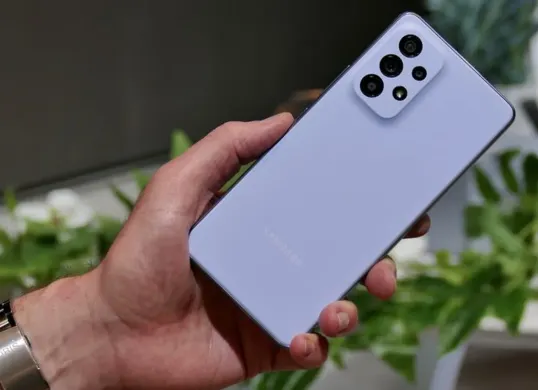 HP Samsung Galaxy A53 5G jadi deretan terbaik tahun 2025 dengan dukungan jaringan 5G dan kamera resolusi tinggi. (Sumber: Dok/Samsung.com)