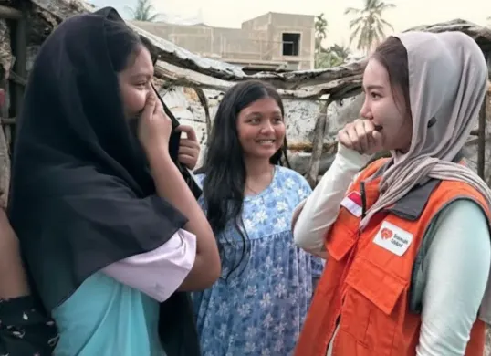 Vilmei bersama dengan para pengungsi korban banjir Sumatra. (Sumber: Instagram)