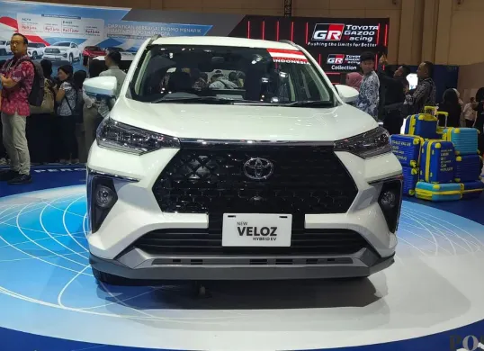 Mobil Toyota Veloz Hybrid di GJAW 2025, ICE BSD City, Kabupaten Tangerang. (Sumber: Poskota/Erwan Hartawan)