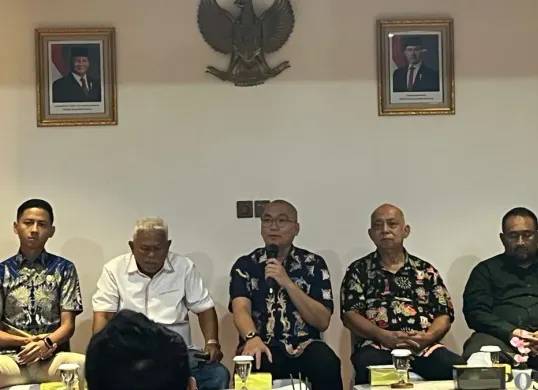 Ketua BK DPRD Jakarta, Yudha Permana menyampaikan pernyataan kepada awak media di gedung DPRD Jakarta, Gambir, Jakarta Pusat, Senin, 8 Desember 2025. (Sumber: Poskota/M. Tegar Jihad)