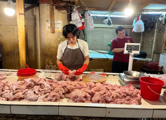 Pedagang daging ayam di pasar Tomang Barat, Grogol Petamburan, Jakarta Barat. (Sumber: Poskota/Pandi Ramedhan)
