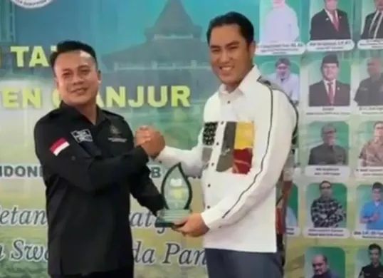 TANI: Anggota DPRD Jabar, Abdul Karim, menerima cinderamata dari Ketua Pemuda Tani Kabupaten Cianjur, Rendi Taufik Ismail usai membuka  kegiatan Sekolah Tani di Wisma Pendawa, Ciloto, Kabupaten Cianjur. (Sumber: Istimewa)