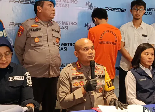 Kapolres Metro Bekasi, Kombes Pol Mustofa bersama jajarannya menggelar konferensi pers kasus penyebaran konten asusila yang dilakukan oleh pria berinisial MSG. (Sumber: POSKOTA | Foto: Nurpini Aulia Rapika)
