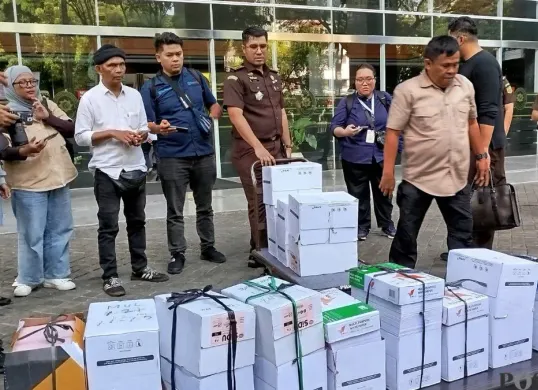 Berkas perkara mantan Mendikbudristek Nadiem Makarim cs dilimpahkan Kejagung ke Pengadilan Tipikor Jakarta Pusat, Senin, 8 Desember 2025. (Sumber: Poskota/Ramot Sormin)