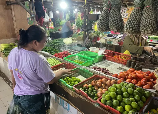 Aktivitas pedagang dan pembeli di pasar tradisional Tomang Barat, Grogol Petamburan, Jakarta Barat, Senin, 8 Desember 2025. (Sumber: Poskota/Pandi Ramedhan)