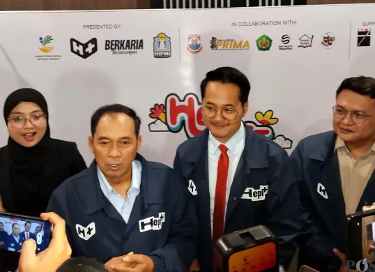 Wali Kota Cimahi, Ngatiyana (kedua kanan) saat menyampaikan keterangan kepada awak media di Kampus Universitas Jenderal Ahmad Yani, Senin, 8 Desember 2025. (Sumber: POSKOTA | Foto: Gatot Poedji Utomo)