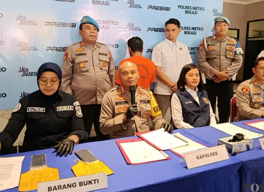 Kapolres Metro Bekasi, Kombes Pol Mustofa bersama jajarannya menggelar konferensi pers pengungkapan kasus penipuan tenaga kerja dengan kerugian puluhan juta rupiah. (Sumber: POSKOTA | Foto: Nurpini Aulia Rapika)