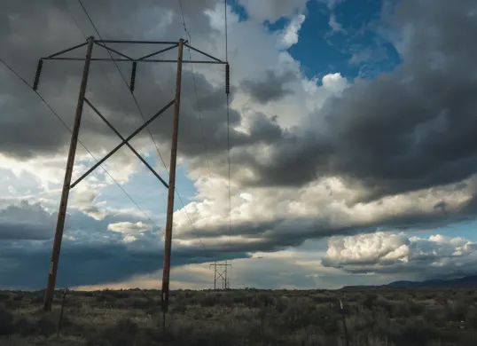Ilustrasi awan tebal yang diprediksi menyelimuti langit di Jakarta pada Senin, 8 Desember 2025 dan berpotensi hujan ringan (Sumber: Pexels: Bratt Sayles)