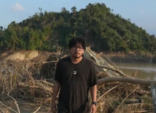 Potret Ferry Irwandi saat jadi relawan bencana Sumatra. (Sumber: Instagram/@irwandiferry)