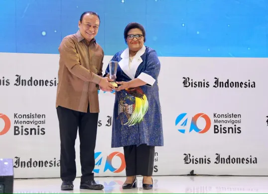Wakil Menteri Dalam Negeri Ribka Haluk menerima penghargaan Papua Special Autonomy Development Accelerator pada ajang Big 40 Awards 2025 di Jakarta. (Sumber: Puspen Kemendagri)