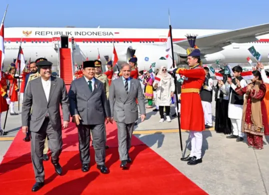 Presiden Prabowo tiba di Islamabad dan dijemput oleh Presiden serta Perdana Menteri Pakistan (Sumber: BPMI Setpres/Laily Rachev)