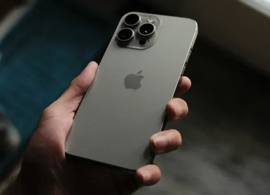 iPhone 15 Pro Max Titanium Gray di iBox. (Sumber: Unsplash/Pascal Brändle)