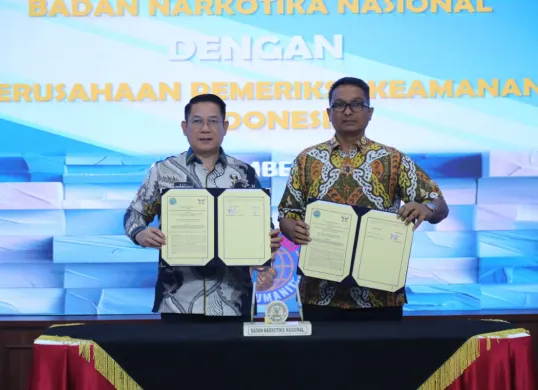Plt. Deputi Pemberantasan BNN RI, Budi Wibowo, dan Ketua Umum Perkumpulan Pemeriksa Keamanan Kargo dan Pos Indonesia, Ibrahim Sahib, menandatangani PKS pengawasan kargo dan pos di Gedung Tan Satrisna BNN, Cawang. (Sumber: Biro Humas dan Protokol BNN)