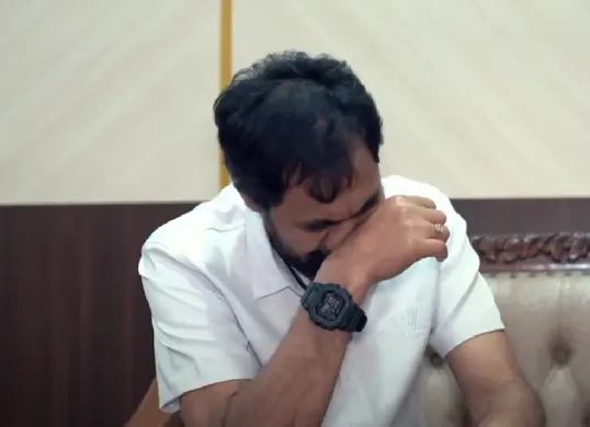 Gubernur Aceh, Muzakir Manaf tak kuat menahan tangis saat wawancara dengan Najwa Shihab mengenai penanganan banjir Aceh. (Sumber: Instagram/@najwashihab)