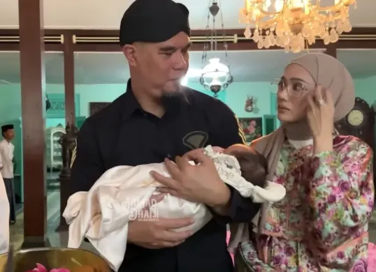 Ahmad Dhani dan Mulan Jameela umumkan adopsi anak. (Sumber: YouTube/AHMAD DHANI DALAM BERITA)