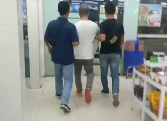 Penangkapan guru privat yang mencuri taa jemaat di gereja kawasan Tomang, Grogol Petamburan, Jakarta Barat. (Sumber: Istimewa)