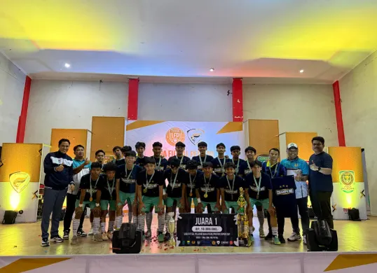 JUARA: Anggota DPRD Jabar, Abdul Karim, bersama tim SMAN 1 Cianjur yang menjadi juara Liga Futsal Pelajar Proton Series Championship 2025. (Sumber: Istimewa)